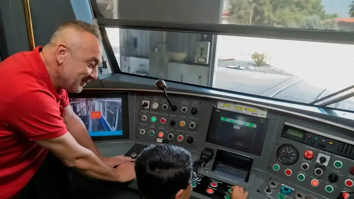 Emirhan'ın doğum günü sürprizi İzmir Metrosu'nda gerçekleşti