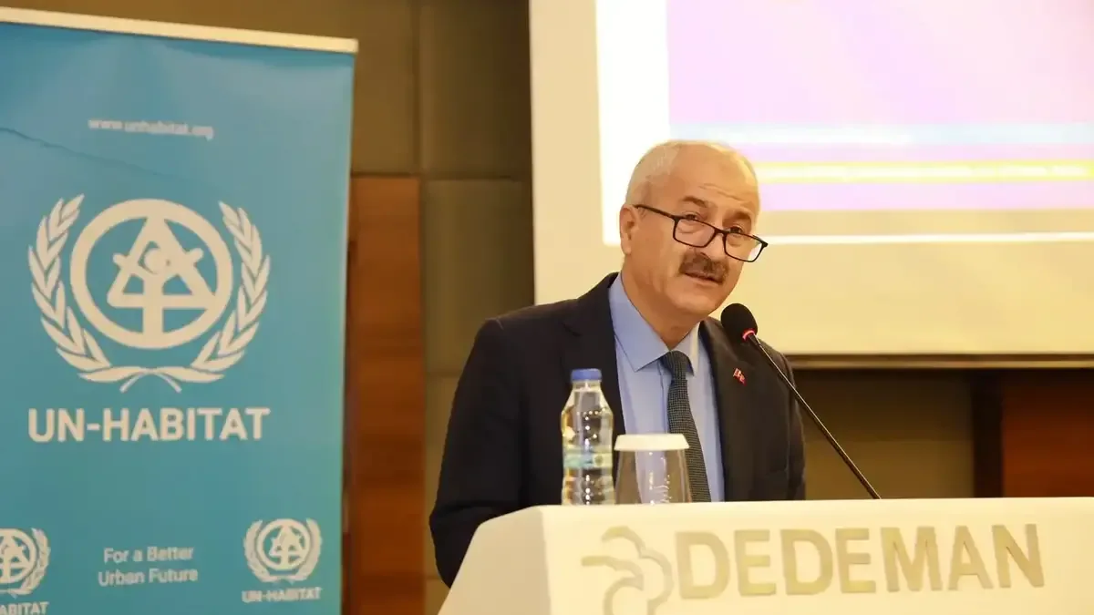 Gebze Belediye Başkanı Zinnur Büyükgöz sürdürülebilir kentler programında konuşma yapıyor.