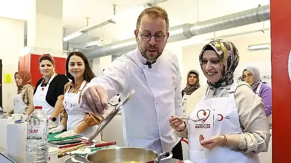 İyilikle Pişen Hayatlar aşçılık atölyesinde kadınlar eğitim alıyor.
