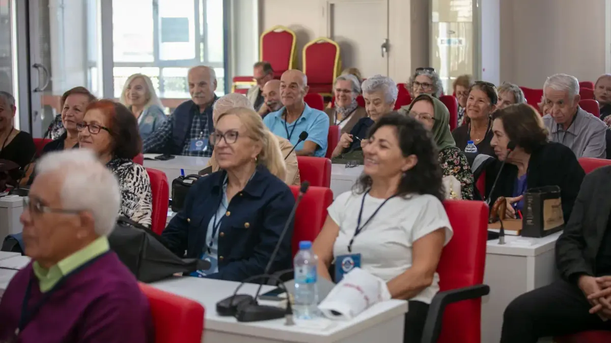 Güzelbahçe 3. Yaş Üniversitesi yeni dönem açılışında katılımcılar bir araya geldi.