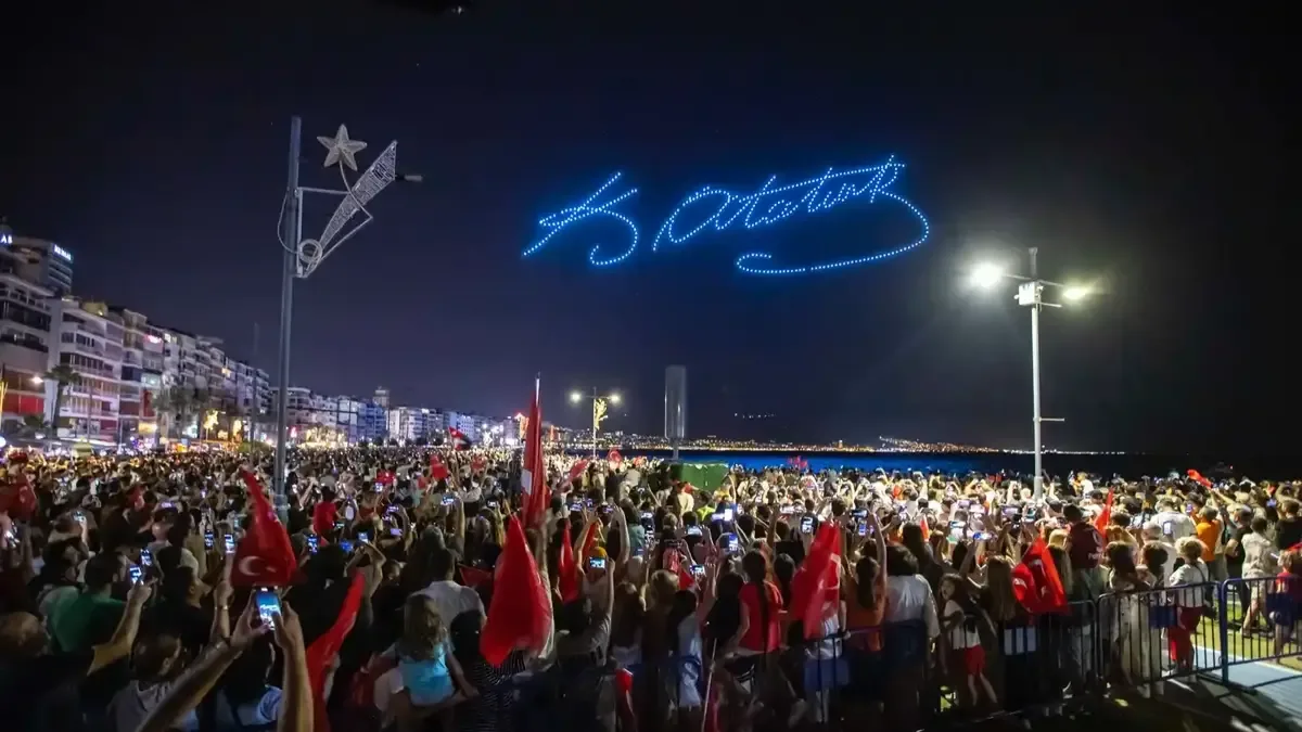 İzmir Gündoğdu Meydanı'nda gerçekleştirilecek 29 Ekim dron gösterisi hazırlıkları.