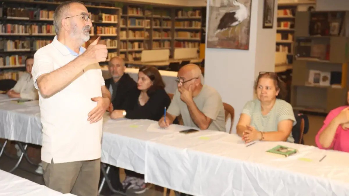 Efes Selçuk'ta düzenlenen kitap buluşmasında katılımcılar bir araya geldi.