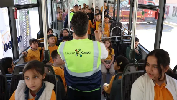 Konya'da Nezaket Otobüsü projesi kapsamında eğitim alan öğrenciler