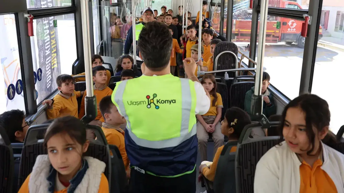 Konya'da Nezaket Otobüsü projesi kapsamında eğitim alan öğrenciler