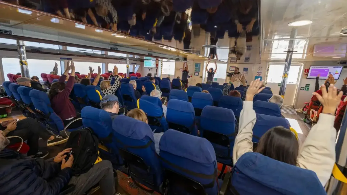 İzmir vapur yolcuları sabah egzersizi yapıyor