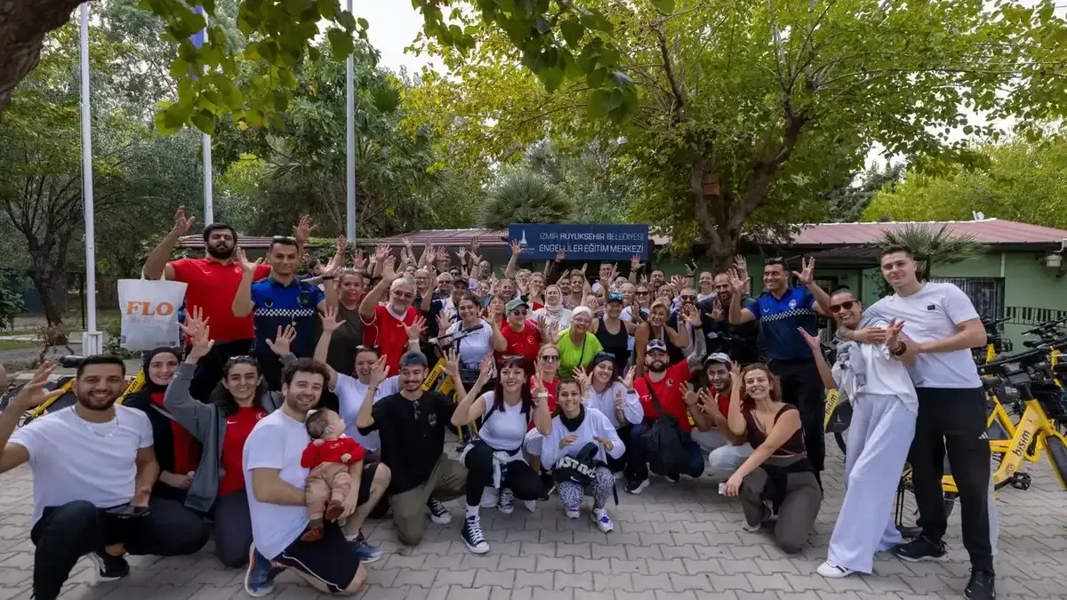 İzmir'de sağır ve işitme engelli bireyler Cumhuriyet Bayramı için pedal çevirdi.