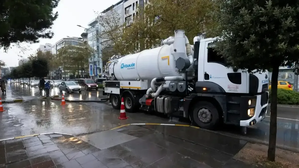 İZSU ekipleri İzmir genelinde olası su baskınlarına karşı sahada görev yapıyor.
