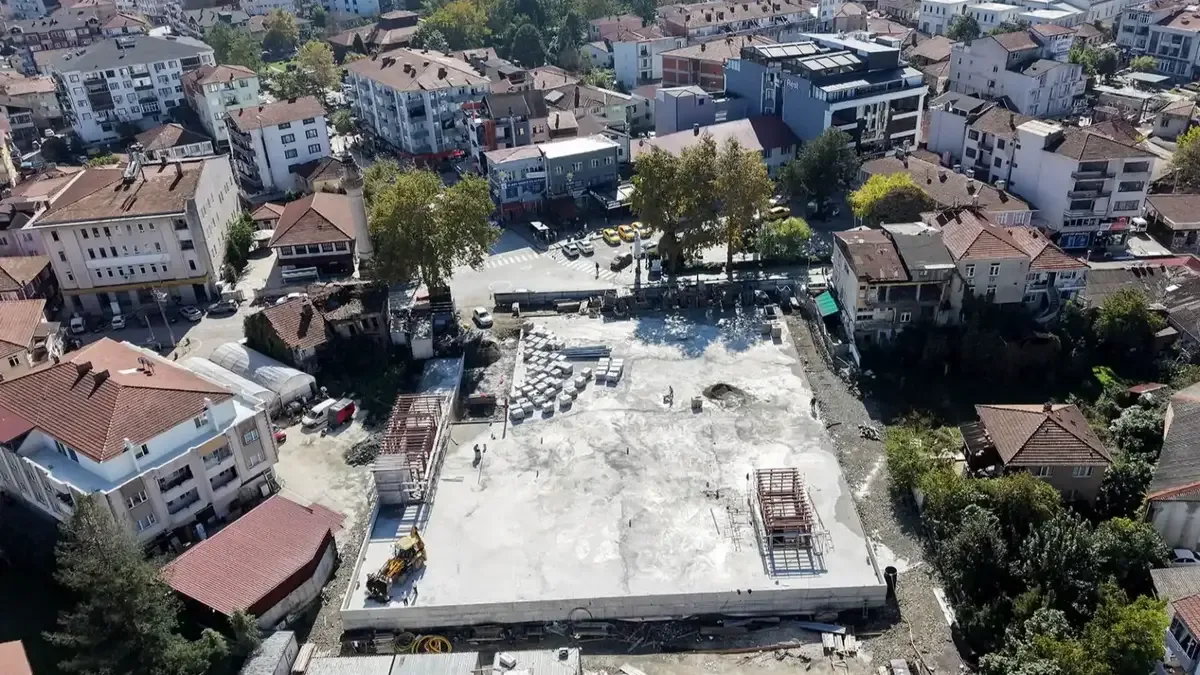 Sapanca'da yapımı devam eden yeraltı otoparkı ve meydan projesi.