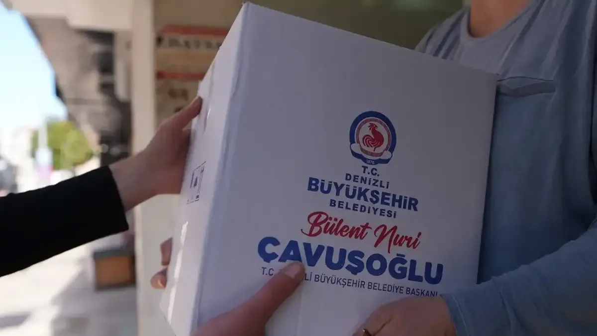 Denizli Büyükşehir Belediyesi ekipleri hazırlanan gıda kolisi desteklerini ihtiyaç sahibi ailelerin adreslerine teslim ediyor.