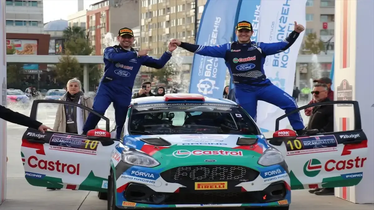 Kocaeli Büyükşehir Rallisi'nde birinciliği kazanan Uğur Soylu ve Soner Tamer ekibi.