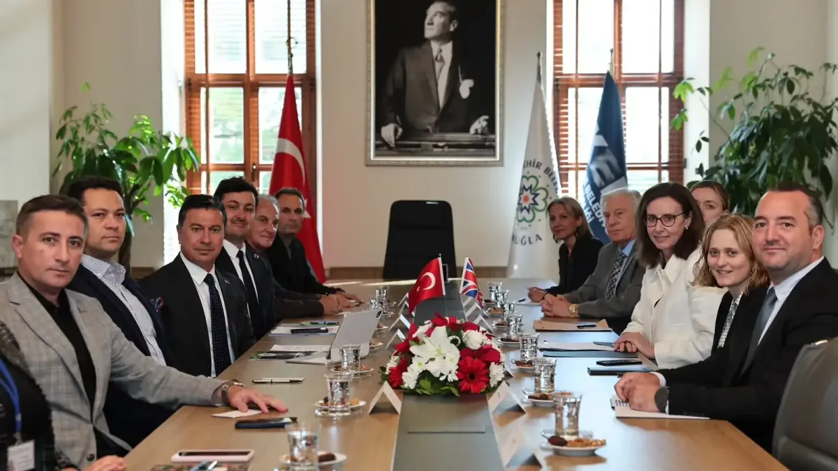 Muğla Büyükşehir Belediye Başkanı Ahmet Aras ve Birleşik Krallık Büyükelçisi Jennifer Anderson görüşme sırasında.