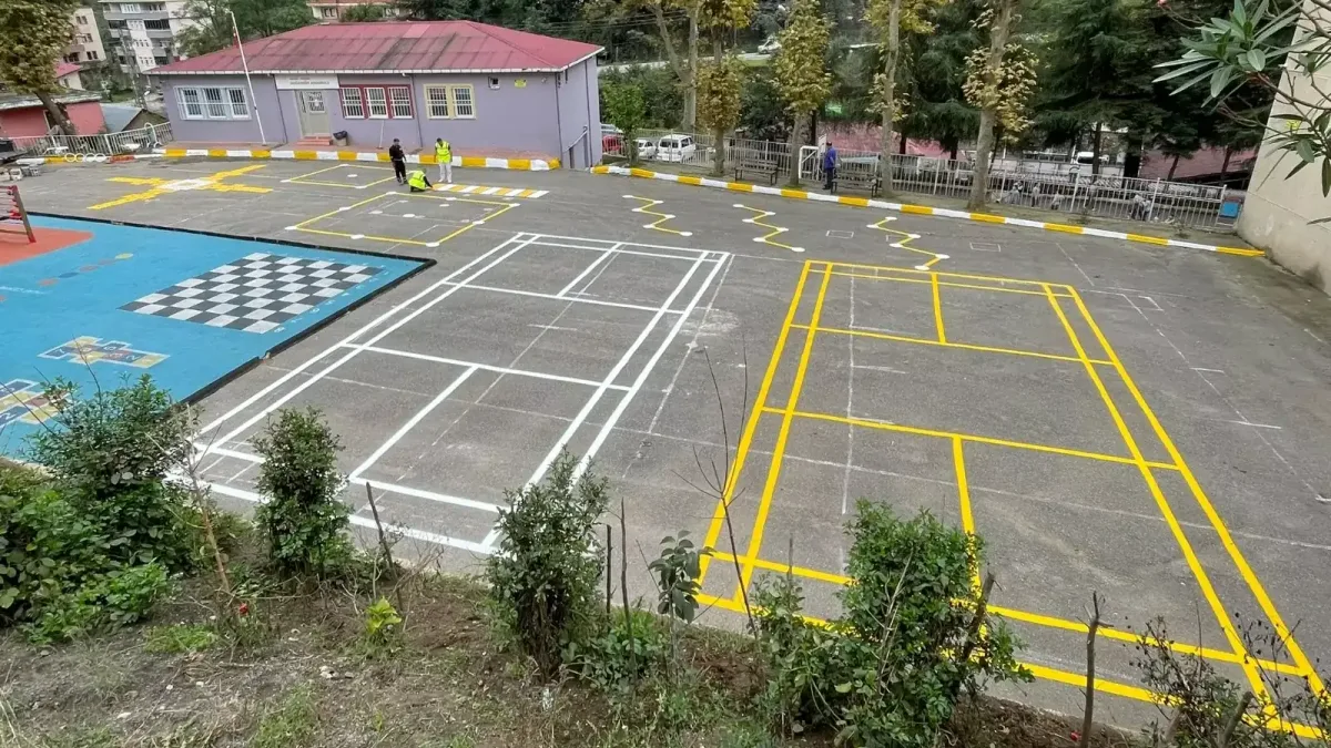 Trabzon'da okul bahçeleri renkli oyun alanlarıyla donatılıyor.