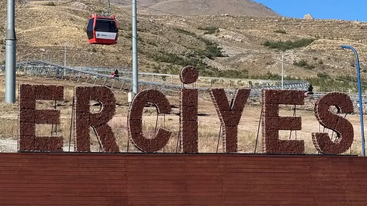Erciyes Kayak Merkezi'nde dağ kızağı montajı tamamlandı.