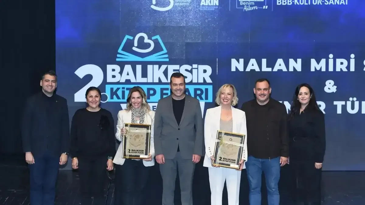Balıkesir Kitap Fuarı'nı ziyaret eden vatandaşlar imza günlerinde uzun kuyruklar oluşturdu.