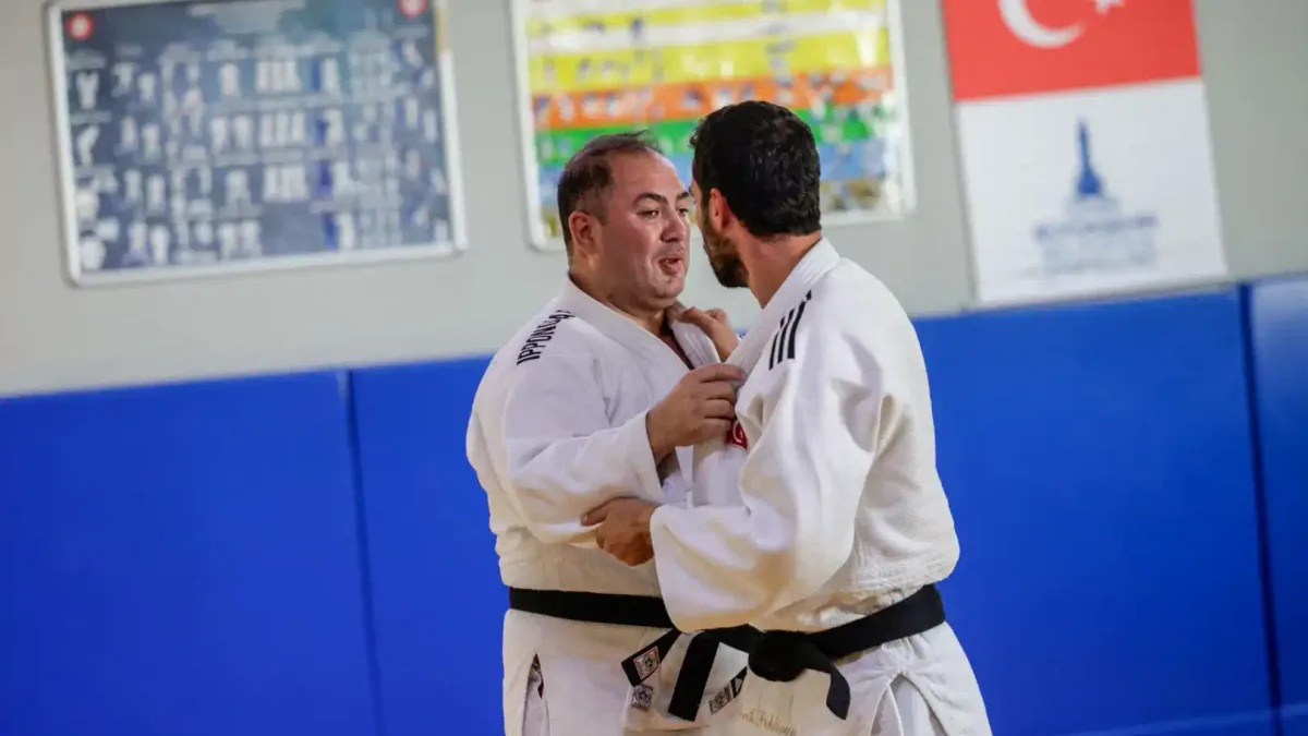 Görme engelli judocu Gökhan Biçer, tatamiyi başarıyla aşıyor.
