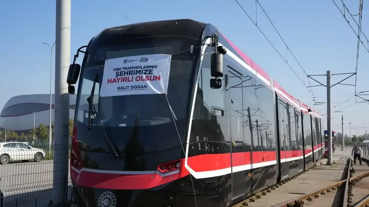 Samsun'a getirilen dördüncü yeni tramvay depo sahasında raya indirildi.