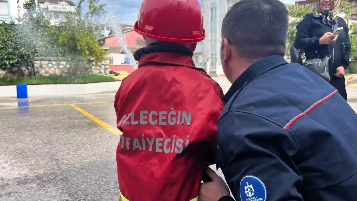 Kocaeli'de miniklerin itfaiye keşfi
