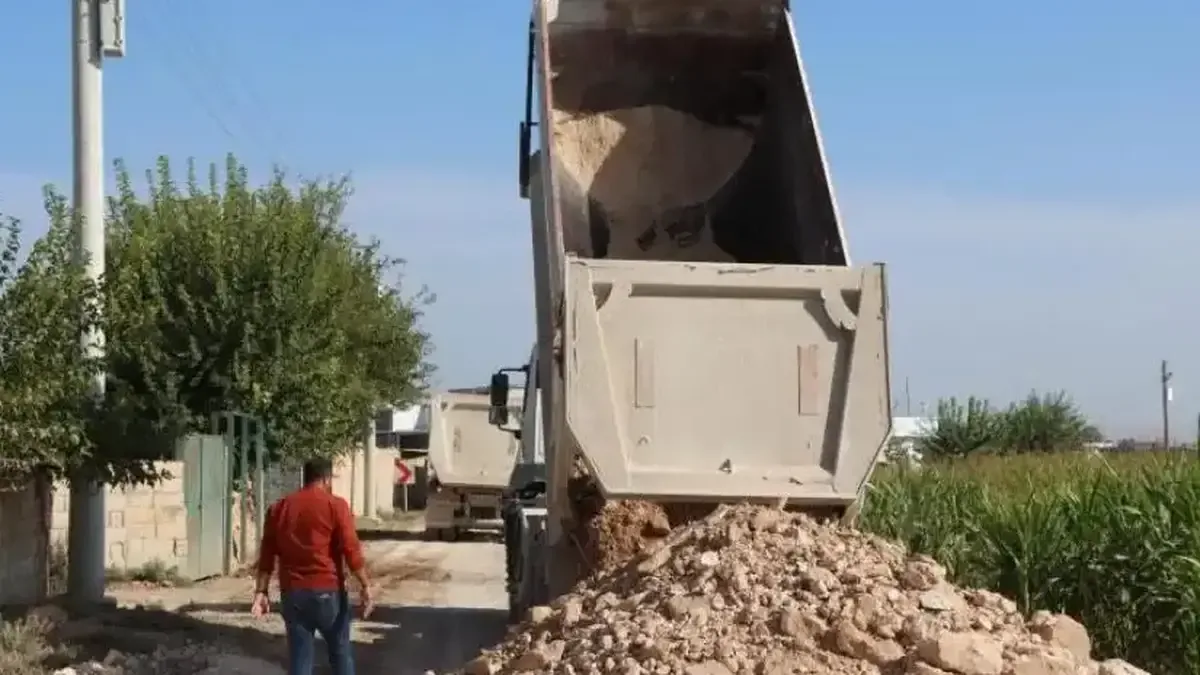 Harran'da grup yolunda devam eden asfalt yenileme çalışmaları.