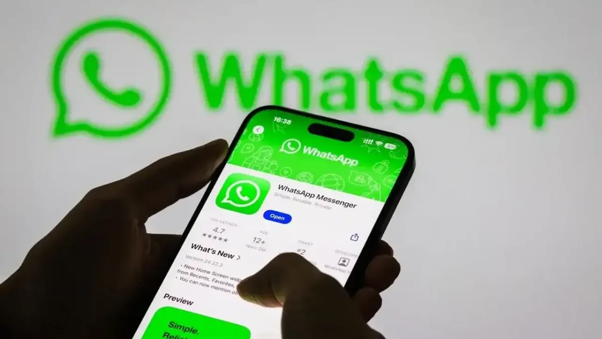 WhatsApp sohbet arayüzü yumuşak geçiş efekti