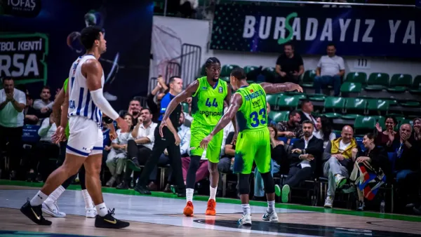TOFAŞ Basketbol Takımı, Buducnost Voli Podgorica karşısında mücadele ederken.