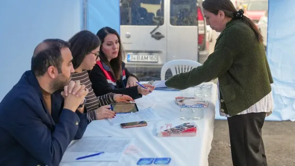Maltepe Belediyesi'nin Zümrütevler Mahallesi'nde kurduğu mobil sosyal yardım alanı.