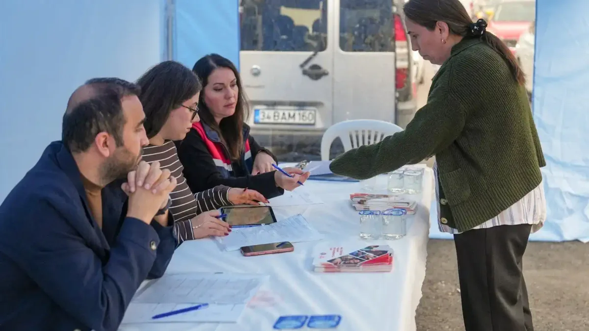 Maltepe Belediyesi'nin Zümrütevler Mahallesi'nde kurduğu mobil sosyal yardım alanı.