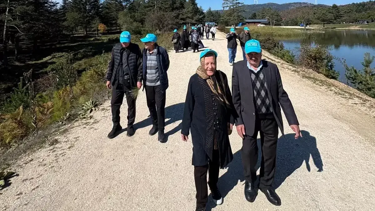 Taraklı Karagöl'de huzurlu bir gün geçiren YADEM yaşlıları