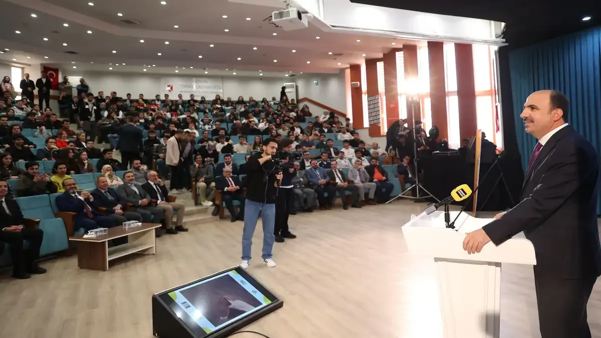 Konya Büyükşehir Belediye Başkanı Uğur İbrahim Altay, üniversite öğrencileriyle bir araya geldi.