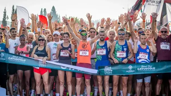 Denizli Lykos Yarı Maratonu'nda koşan sporcular.