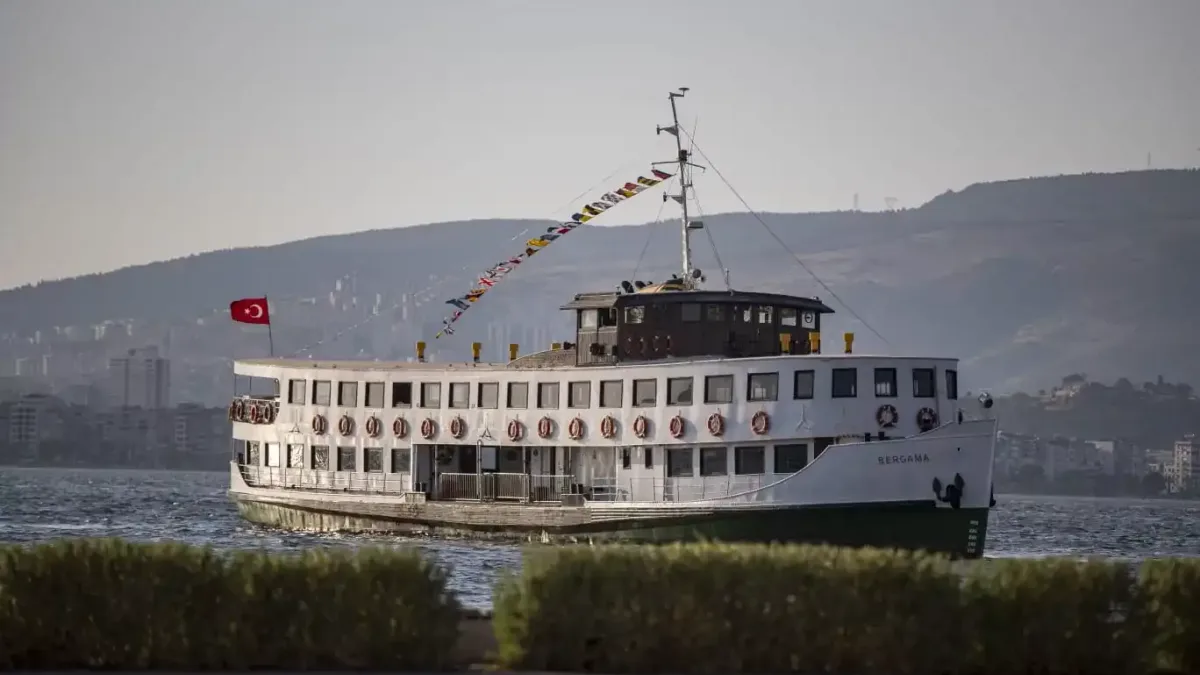 İzmir'de bergama vapuruyla kültürel mirasa denizden yolculuk