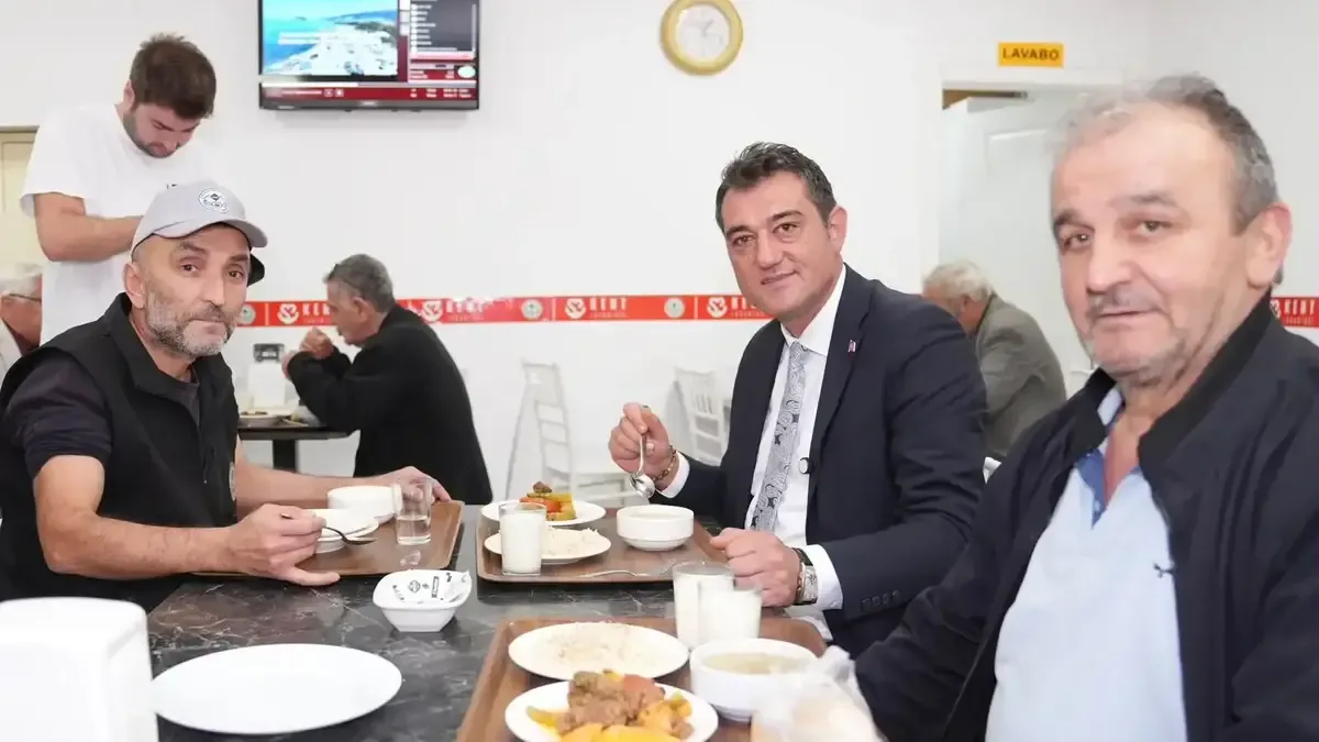 Giresun Belediye Başkanı Fuat Köse Kent Lokantası'nda vatandaşlarla bir arada.
