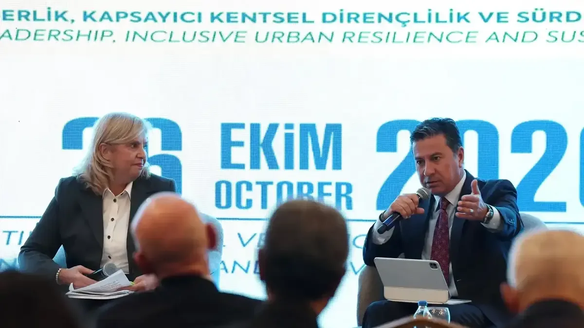 Muğla Büyükşehir Belediye Başkanı Ahmet Aras COP31 zirvesinde konuşma yapıyor.