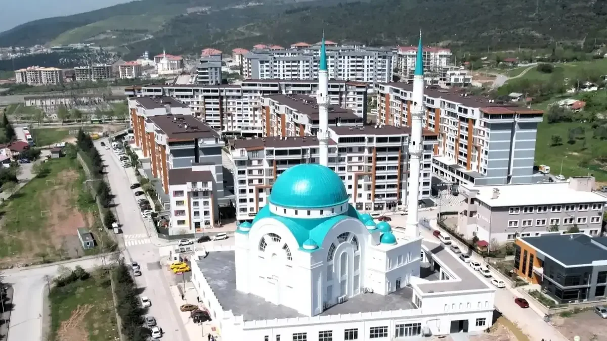 Kocaeli Büyükşehir Belediyesi tarafından güvenlik riski nedeniyle yenilenen çelik konstrüksiyonlu minare.