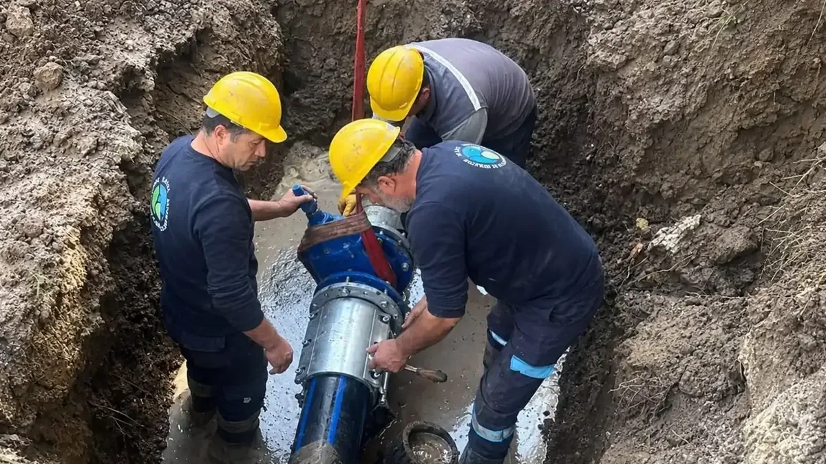 BASKİ ekipleri İvrindi Korucu Mahallesi'nde içme suyu hattı arızalarını gidermek için çalışma yapıyor.