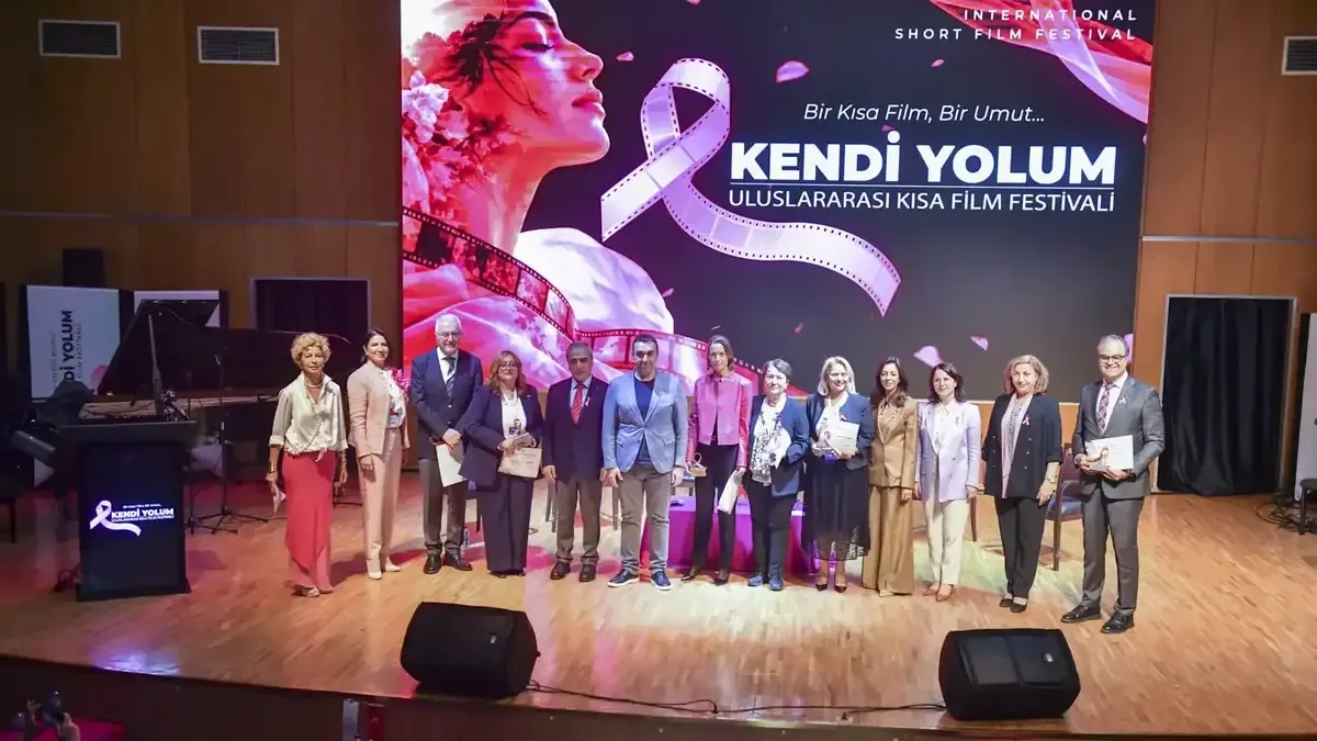 Ankara'da gerçekleştirilen kısa film festivalinde meme kanserinde erken tanıya sanatla dikkat çekildi.