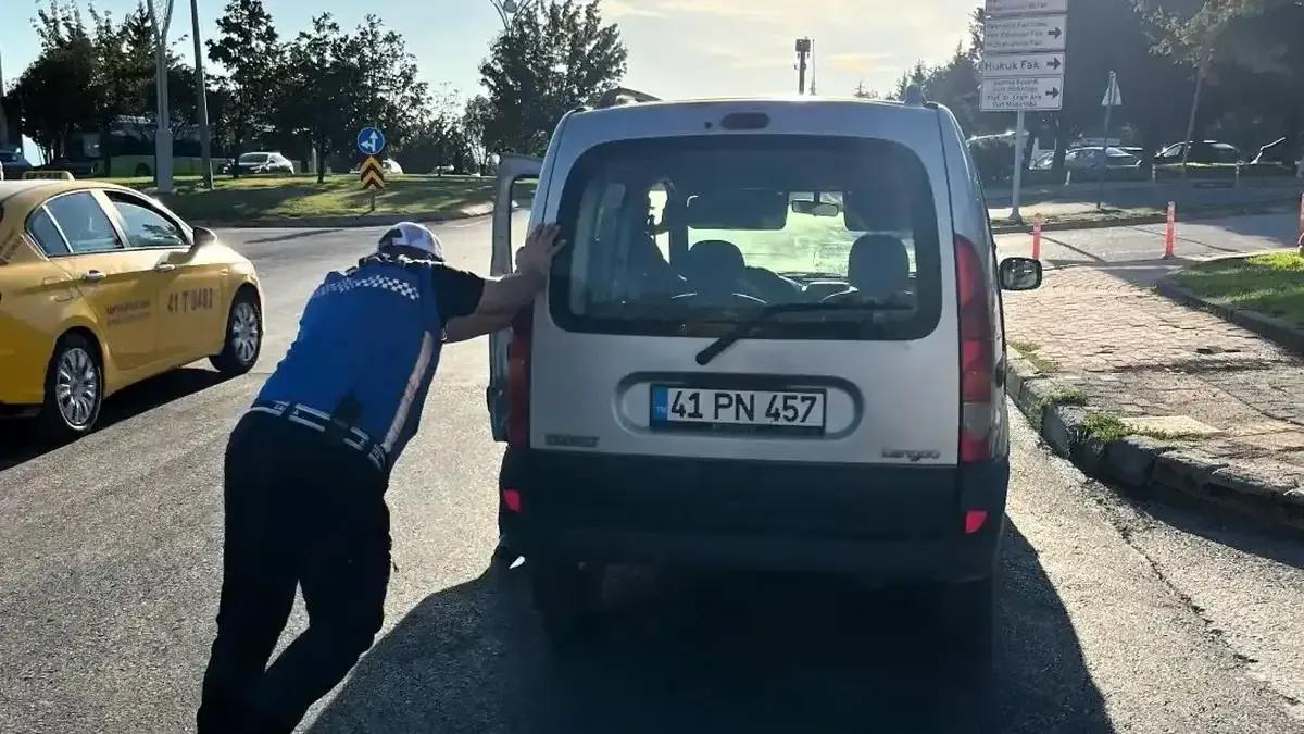 Kocaeli zabıta ekipleri ihtiyaç sahibi vatandaşa yardım etti.