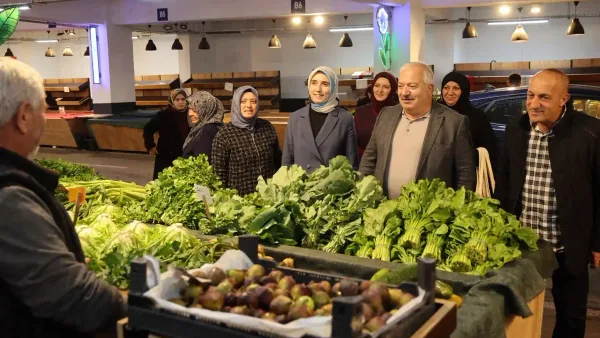 Kadın çiftçilerle yapılan ziyaret sırasında hediyelerin takdim edilmesi.