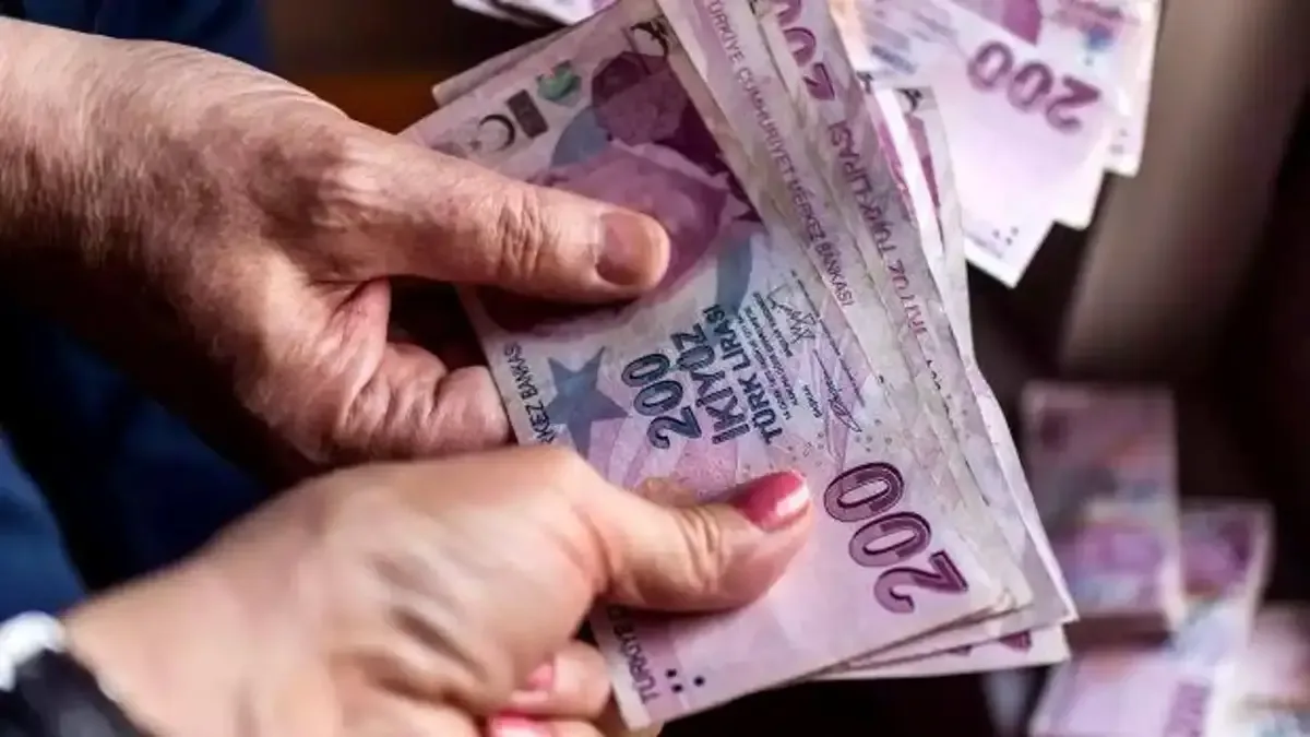 AK Parti kulislerinde emekli maaşları ve refah payı düzenlemeleri ele alınıyor.