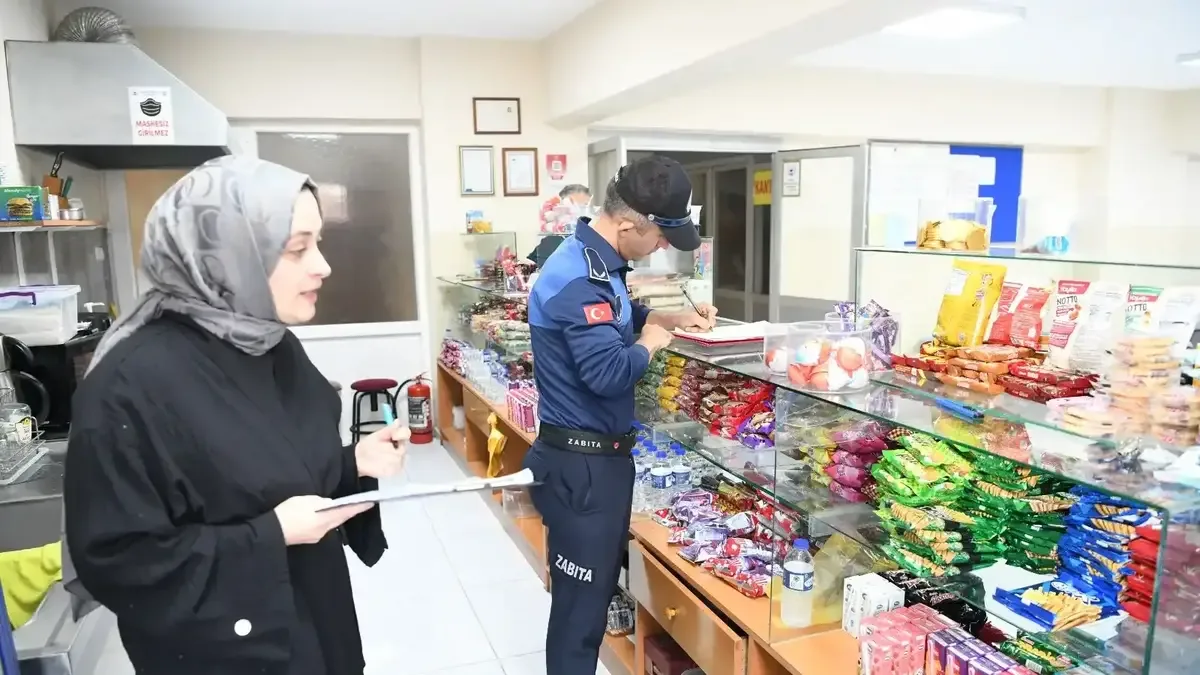 Trabzon'da zabıta ekipleri okul kantinlerinde denetim gerçekleştirdi.