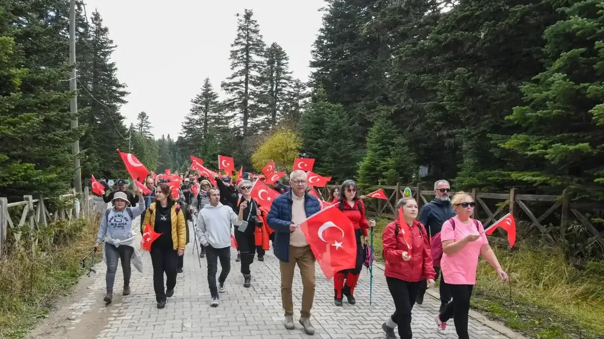 Uludağ zirvesinde gerçekleştirilen Cumhuriyet yürüyüşüne vatandaşlar yoğun ilgi gösterdi.