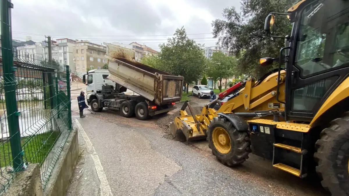 Gebze Belediyesi, sağanak yağışla mücadele için sahada aktif olarak çalışıyor.