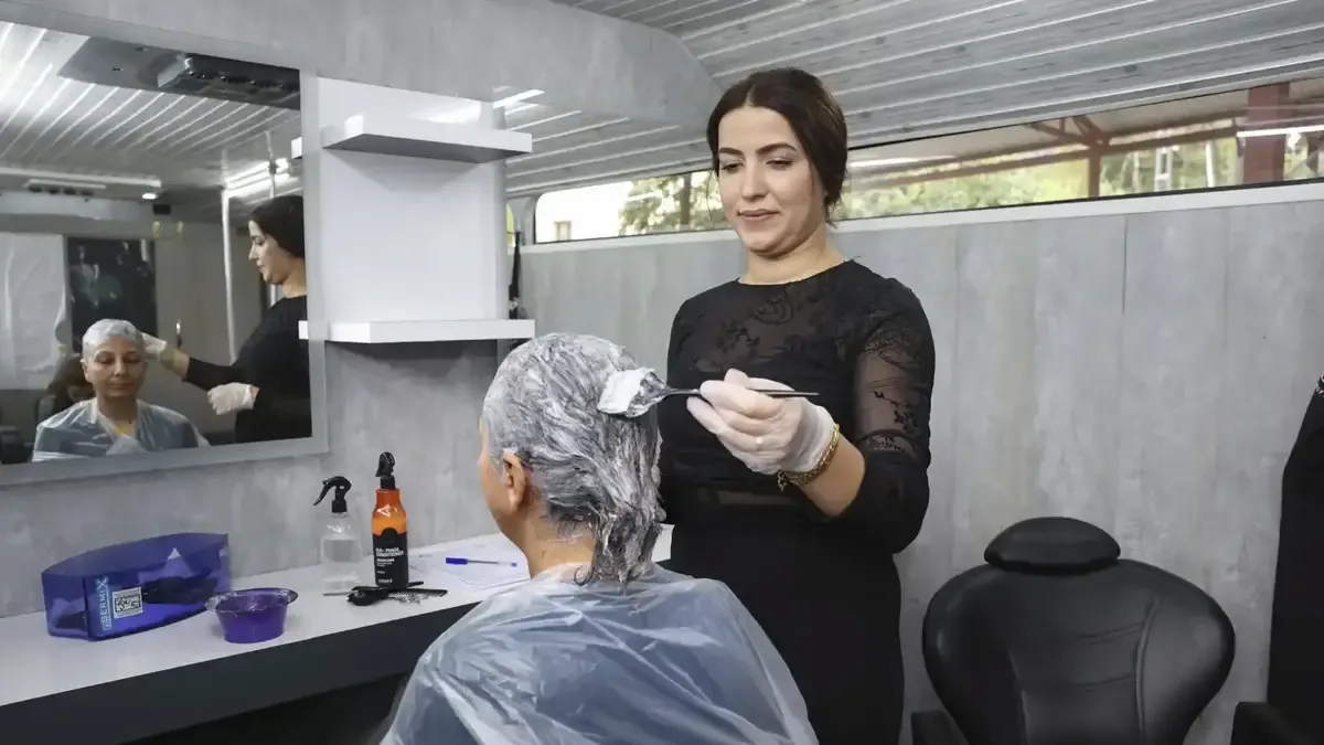 Mersin Büyükşehir Belediyesi'nin mobil kuaför aracı kırsalda hizmet veriyor.