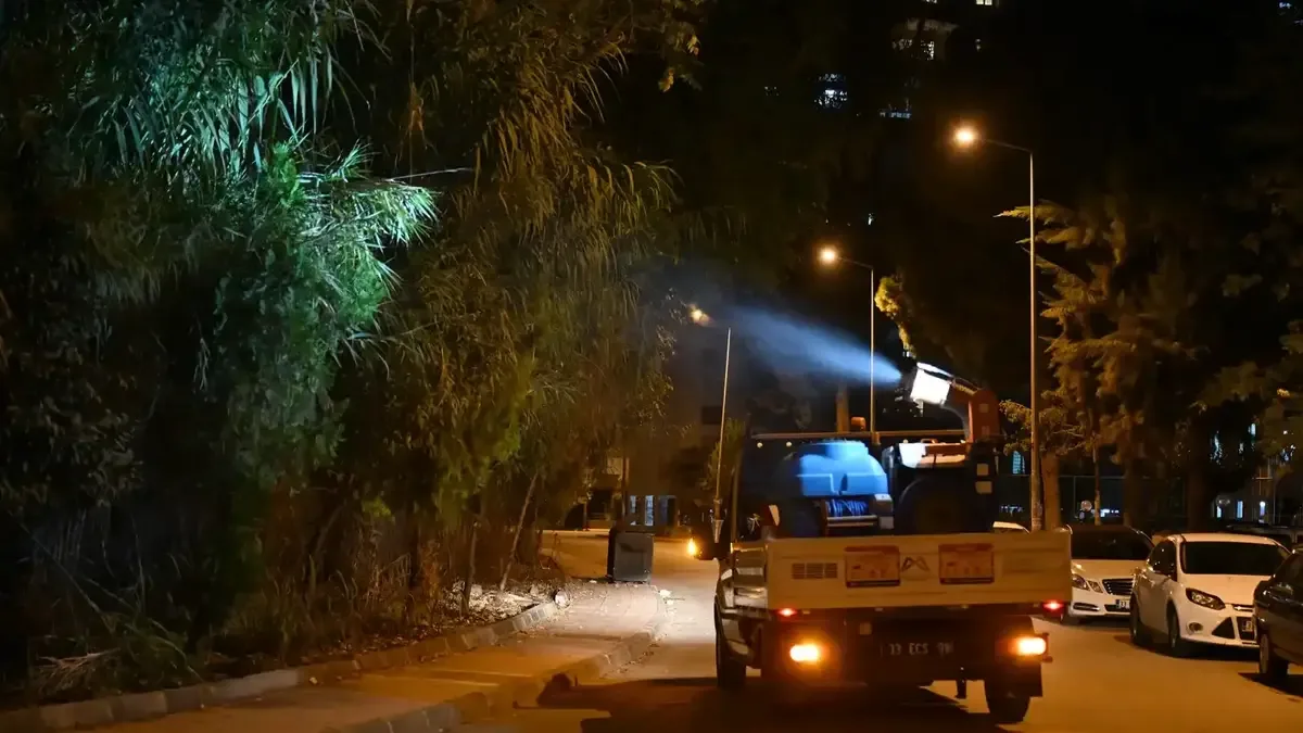 Mersin Büyükşehir Belediyesi ekipleri kent genelinde ilaçlama çalışmalarını sürdürüyor.
