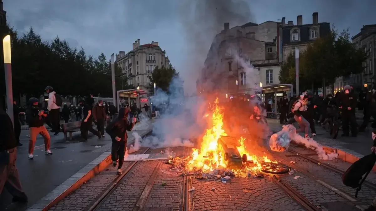 Paris'te protestolar sonrası polisle çatışmalar yaşandı.