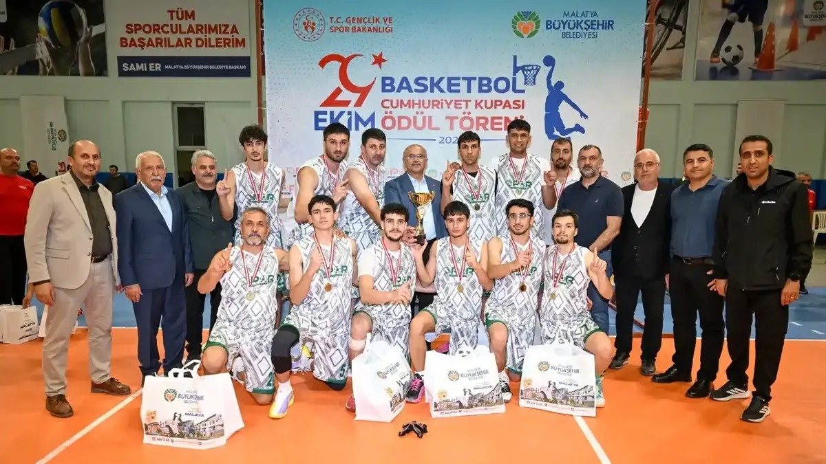 Malatya'da düzenlenen 29 Ekim Cumhuriyet Bayramı Basketbol Turnuvası ödül töreni gerçekleştirildi.