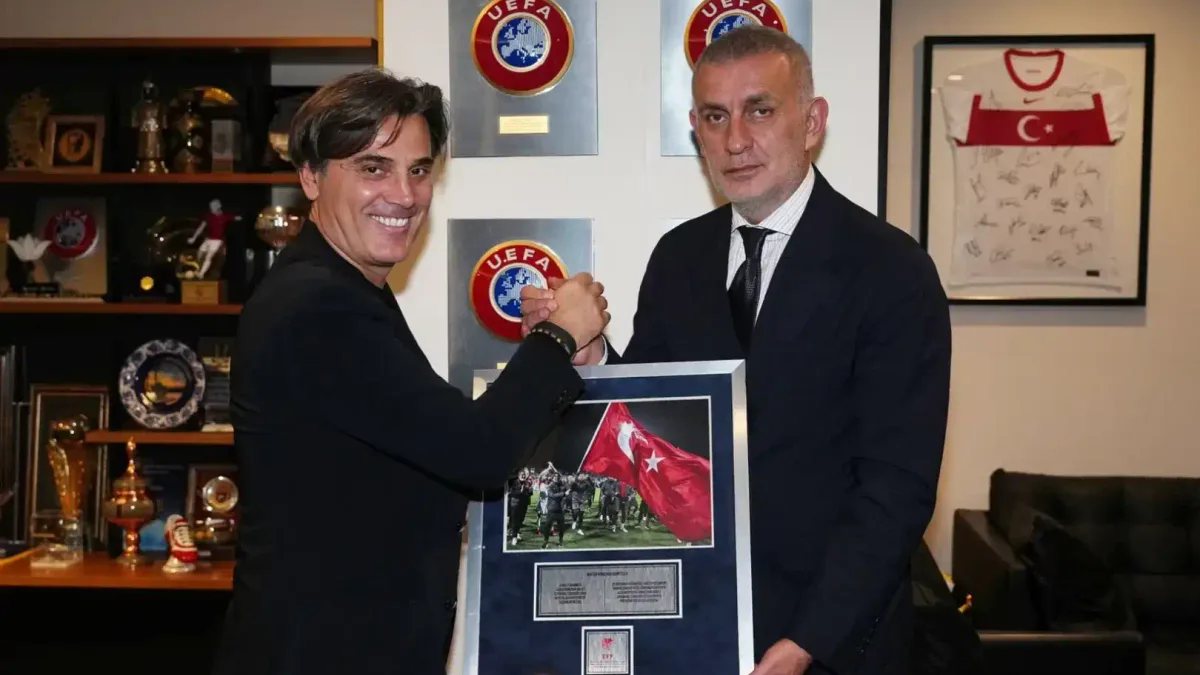 TFF Başkanı Hacıosmanoğlu, Montella ile vedalaşırken.