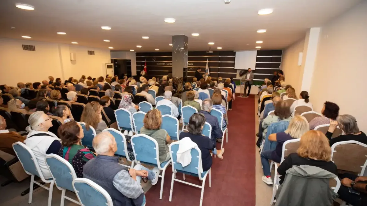 Narlıdere 3. Yaş Üniversitesi açılışında ilk ders veriliyor.