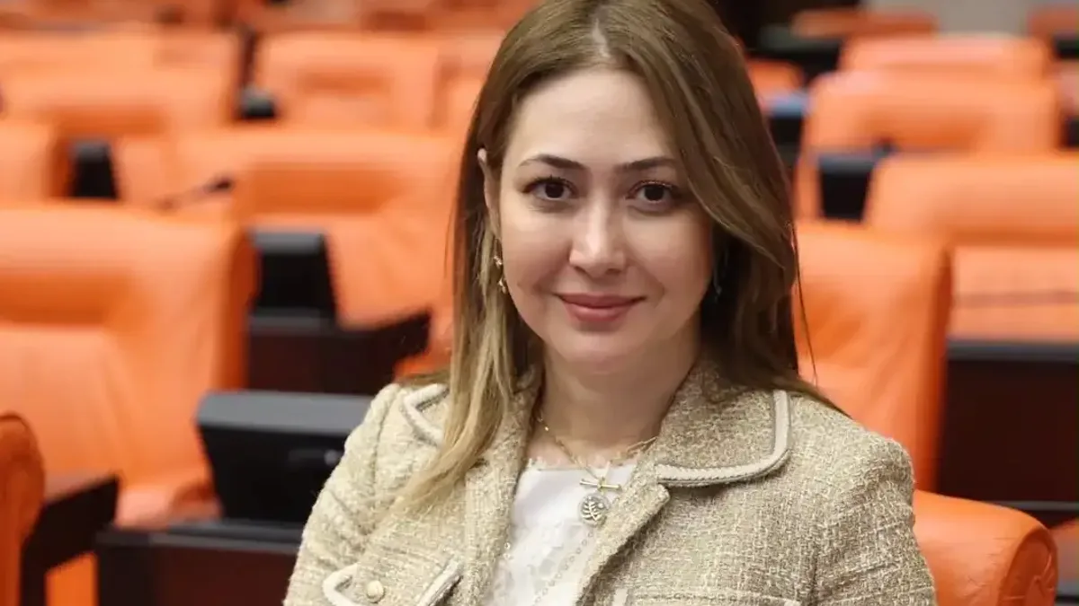 MHP'li zuhalkarakoç trafik kazasında yaralandı, ankara'da tedavi edildi