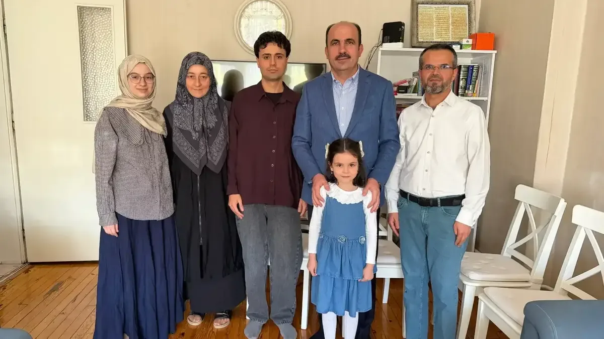 Konya Büyükşehir Belediye Başkanı Uğur İbrahim Altay umreye giden öğrenciyi ziyaret etti.