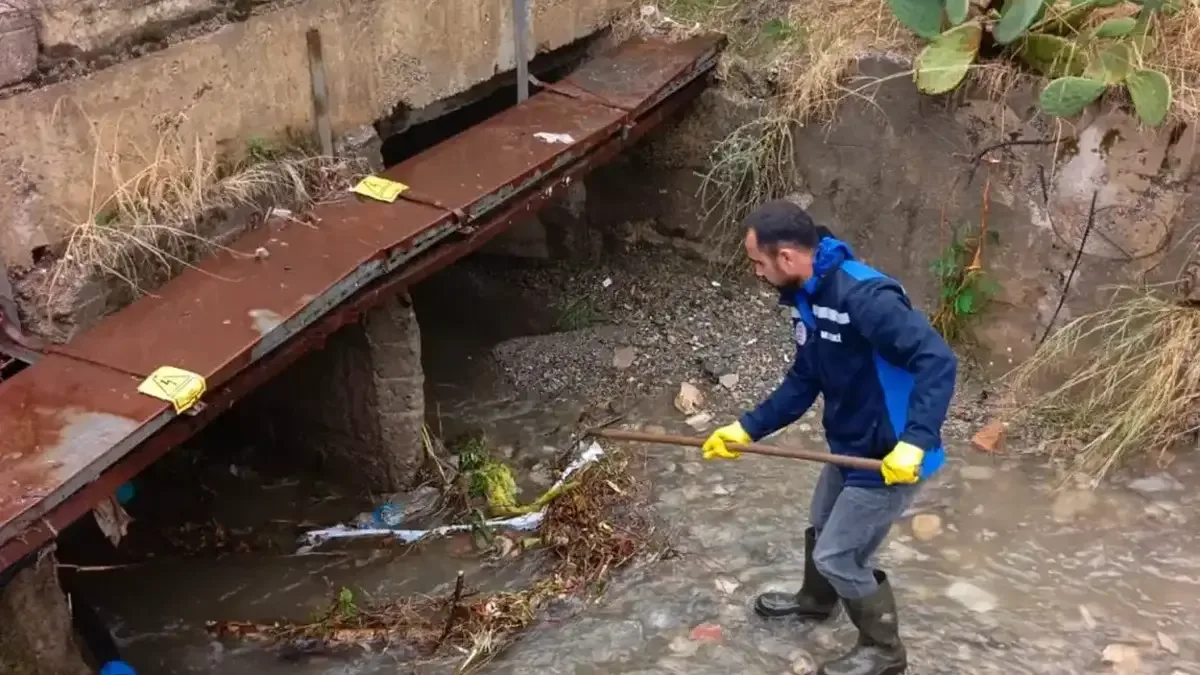 Muğla'da sağanak yağış sonrası ekiplerin yürüttüğü su tahliye çalışmaları.